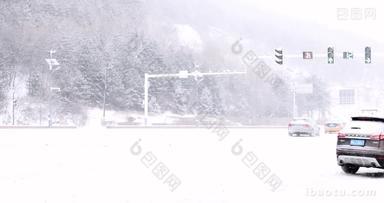 冬季大雪中十字路口的行驶车流